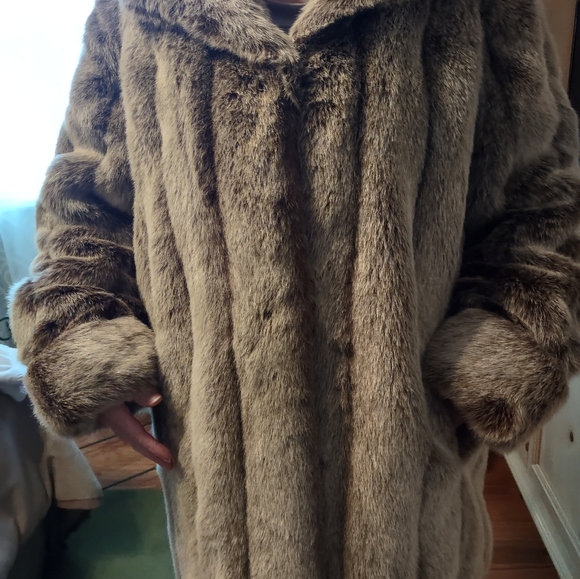 Faux fur mid thigh length coat/Jacket - Picture 3 of 7